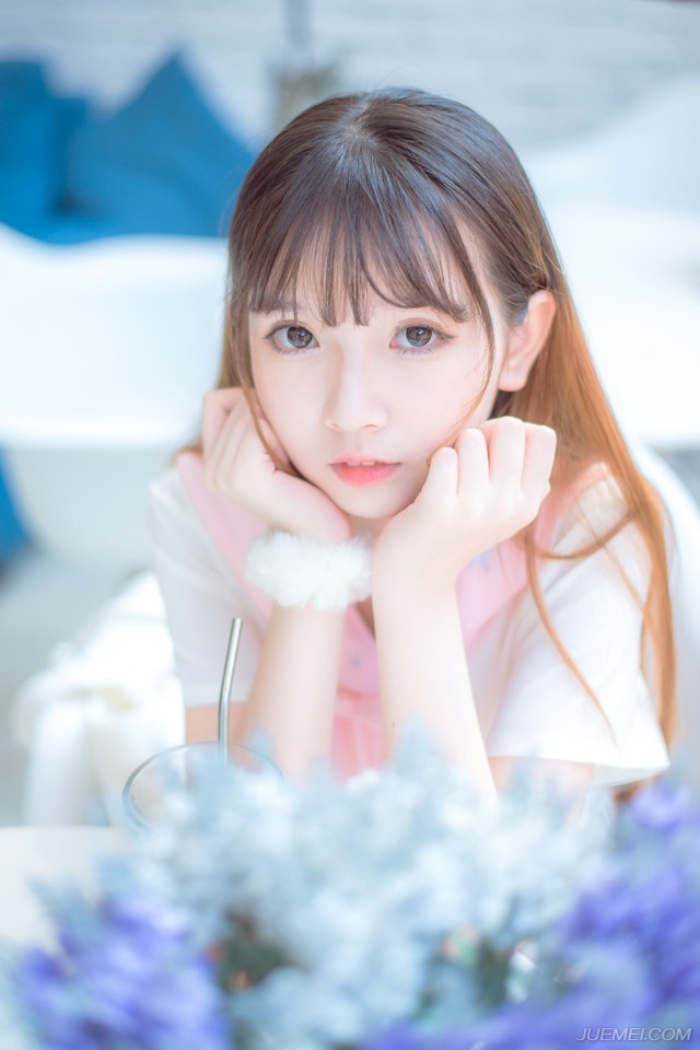 人允许一个陌生人的发迹，却不能容忍一个身边人的晋升。因为同一层次的人之间存在着对比利益的冲突，而与陌生人不存在这方面的问题。